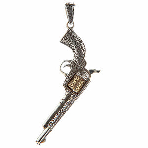 Graverat revolverhänge i 925 sterlingsilver, revolver sedd bakifrån