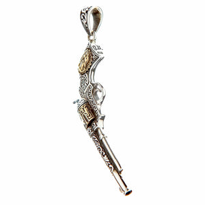 Graverat revolverhänge i 925 sterlingsilver, revolverns sidoprofil
