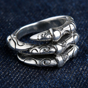 Gravierter Krallenring aus Sterlingsilber. Dunkle Spiralmuster folgen den polierten Krallen in dieser Schrägansicht.