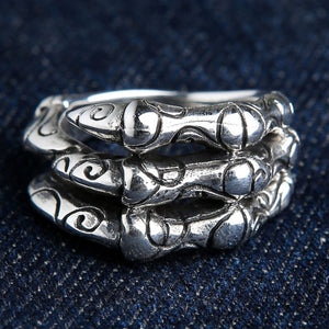 Gravierter Krallenring aus Sterlingsilber. Gravierte Silberkrallen winden sich um die offenen Zwischenräume des Rings.