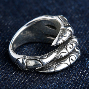 Gravierter Krallenring aus Sterlingsilber. Die Innenseite des Silberrings ist zwischen den geschwungenen Krallen sichtbar.