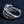 Gravierter Krallenring aus Sterlingsilber. Das Seitenprofil zeigt überlappende spitze Krallen und die breite Ringschiene.