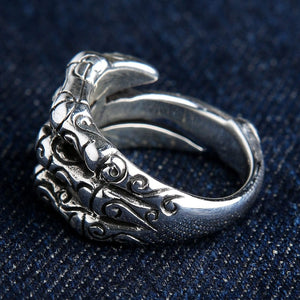 Gravierter Krallenring aus Sterlingsilber. Das Seitenprofil zeigt überlappende spitze Krallen und die breite Ringschiene.
