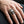Bague tête de mort à coiffe de plumes, portée sur une main d'adulte