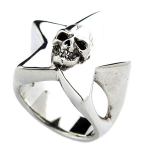 Anello a stella con teschio in argento sterling 925. Un teschio in rilievo occupa il centro della stella d'argento a cinque punte.