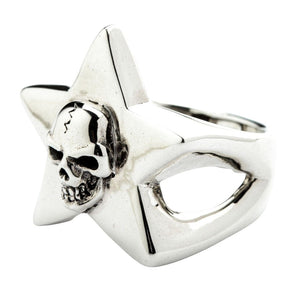 Anello a stella con teschio in argento sterling 925. Un'apertura sulla spalla è visibile sotto la parte superiore a stella.