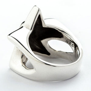 Anello a stella con teschio in argento sterling 925. L'angolazione posteriore mostra l'interno liscio del gambo e le spalle a giorno.
