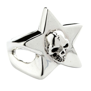Anello a stella con teschio in argento sterling 925. L'anello visto di sbieco mostra le punte della stella sopra l'ampio gambo in argento.