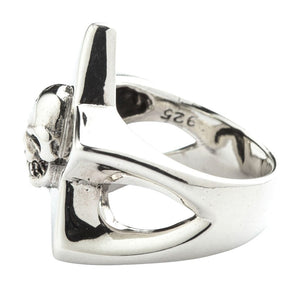 Anello a stella con teschio in argento sterling 925. La vista laterale mostra la spalla a giorno e il marchio 925 all'interno del gambo.