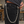 Markante tordierte Geldbörsenkette aus 925 Sterlingsilber mit Flammenverschlüssen, getragen zu schwarzen Denim-Jeans und einem anthrazitfarbenen Hemd