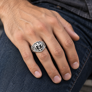 Sterling zilveren schildring met Franse lelie — aan de vinger gedragen