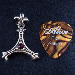 Wisiorek na kostkę gitarową fleur-de-lis ze srebra próby 925, pusty uchwyt obok osobnej kostki gitarowej