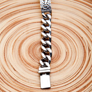 ID-armband i 925 sterlingsilver med blomgravyr, detalj av kistlås