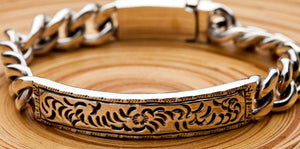 ID-armband i 925 sterlingsilver med blomgravyr, närbild på blomgravyr
