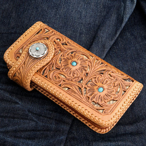 Portafoglio in pelle con intaglio floreale color cuoio su denim con centri dei fiori color turchese e concho in argento.