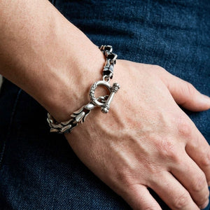 Pulsera toggle de plata de ley 925 con eslabones florales puesta en la muñeca