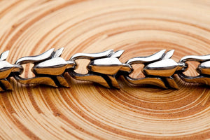 Togglearmband i 925 sterlingsilver med blomlänkar, närbild av upprepade bladlänkar
