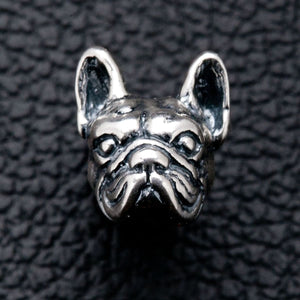 Örhängen franska bulldogghuvuden i sterlingsilver, närbild på bulldogghuvud