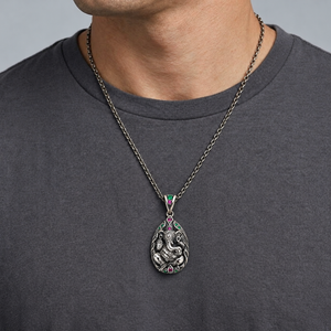 Pendentif Ganesh en argent sterling avec zircones cubiques vertes et roses, porté sur une chaîne en argent sur une chemise anthracite