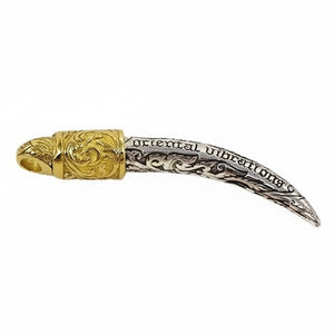 Ganesha-slagtandhanger van sterling zilver met gouddetail, kap en slagtandreliëf in schuine hoek