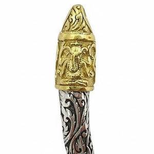 Ganesha-slagtandhanger van sterling zilver met gouddetail, close-up van Ganesha-kap