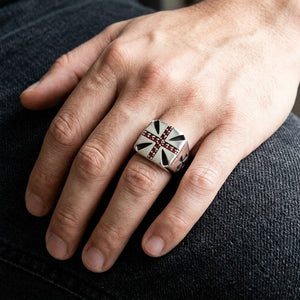 Anello con croce di granato in argento sterling indossato su una mano