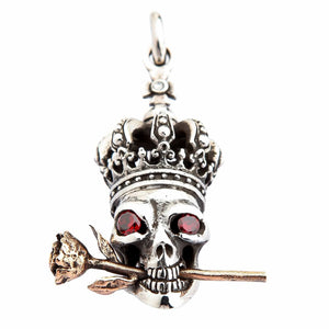 Colgante de plata con calavera coronada, ojos de granate y rosa — vista frontal