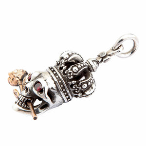 Colgante de plata con calavera coronada, ojos de granate y rosa — vista horizontal