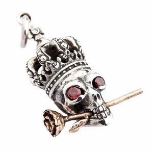Colgante de plata con calavera coronada, ojos de granate y rosa — vista lateral