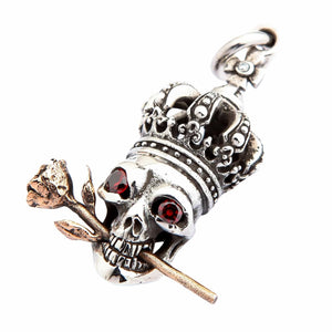 Colgante de plata con calavera coronada, ojos de granate y rosa — vista de tres cuartos