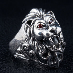 Lejonring i sterlingsilver med granatögon, vänster sida av lejonansiktet och svepande man