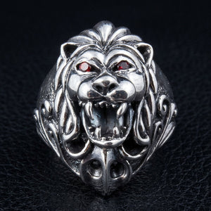 Lejonring i sterlingsilver med granatögon, framifrån av lejonhuvudet och röda ögon
