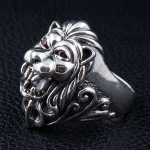 Lejonring i sterlingsilver med granatögon, höger sida av lejonmanen och öppen käke