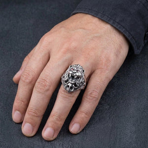 Bague lion en argent sterling avec yeux en grenat portée à la main