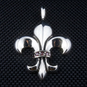 Fleur-de-Lis-Anhänger aus Sterlingsilber mit Granat, aufrechte Vorderansicht der Lilie und des Granatbands