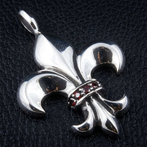Fleur-de-Lis-Anhänger aus Sterlingsilber mit Granat, Ansicht der polierten Lilie schräg von rechts