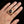 Guldpläterad granatring med halo buren på en hel hand, närbild