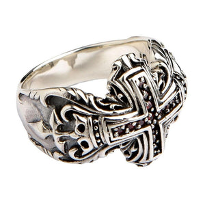 Bague croix médiévale en argent sterling et grenat, bague vue de trois-quarts