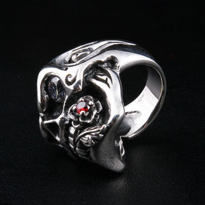Ring med hodeskalle, rose og granat i 925 sterlingsølv, roseside med synlig indre bånd
