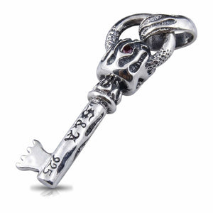 Pendentif clé tête de mort en argent sterling avec œil en grenat, dos du crâne et tige de clé gravée