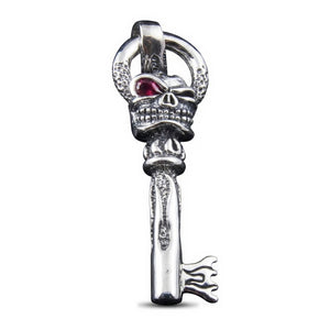 Pendentif clé tête de mort en argent sterling avec œil en grenat, vue de face de la clé tête de mort et de l'œil rouge