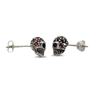 Clous d’oreilles tête de mort en argent massif avec grenats — boucles d’oreilles de profil avec tiges visibles
