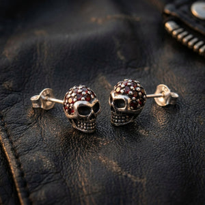 Clous d’oreilles tête de mort en argent massif avec grenats — paire de boucles d’oreilles sur du cuir