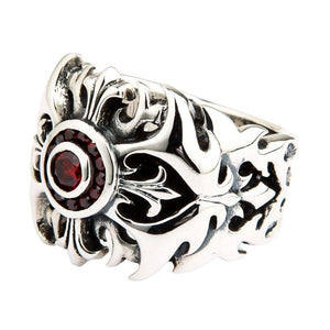 Bague en argent sterling croix tribale et grenat — pierre rouge vue de trois-quarts