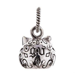 Gotische kat hanger met goudaccenten in sterling zilver. De afgeronde achterzijde is bedekt met donker verdiept krulwerk onder het hangoog met touwtextuur.