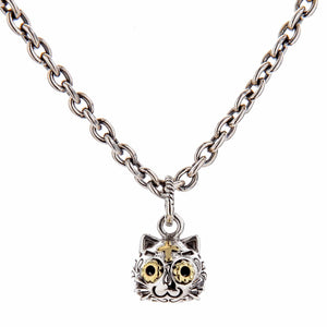 Gotische kat hanger met goudaccenten in sterling zilver. De kleine kattenhanger hangt aan een displayketting met de goudkleurige accenten naar voren gericht.