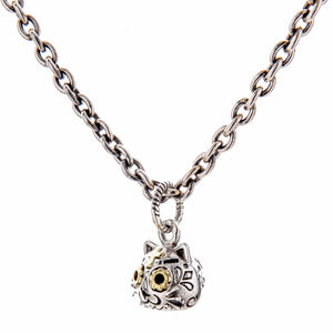 Gotische kat hanger met goudaccenten in sterling zilver. De hangende hanger draait om een floraal oog en de krullen langs de wang te tonen.