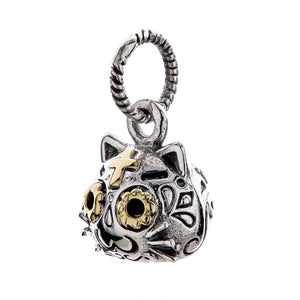 Gotische kat hanger met goudaccenten in sterling zilver. De linkerhoek toont de gebogen zilveren wang van de kat en gegraveerde zijdetails.