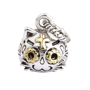 Gotische kat hanger met goudaccenten in sterling zilver. De schuin afgebeelde kat toont puntige oren en verhoogde kruldetails.