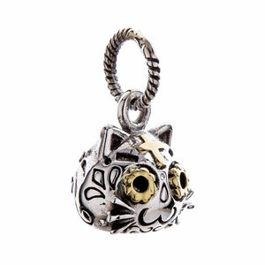 Gotische kat hanger met goudaccenten in sterling zilver. Een ovaal hangoog met touwtextuur bevindt zich boven het sierlijke kattengezicht.